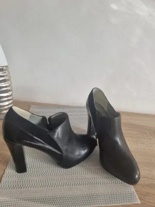 Botines de tacón negros Italianos.