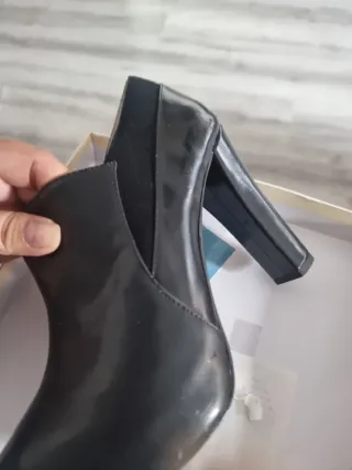 Botines de tacón negros Italianos.