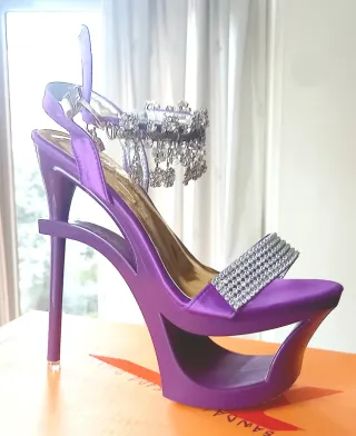Zapatos de tacón morados con plataforma y pedrería
