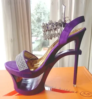 Zapatos de tacón morados con plataforma y pedrería