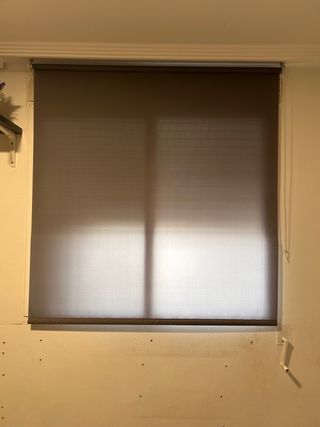 Estore gris tela y plástico