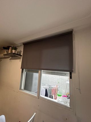 Estore gris tela y plástico
