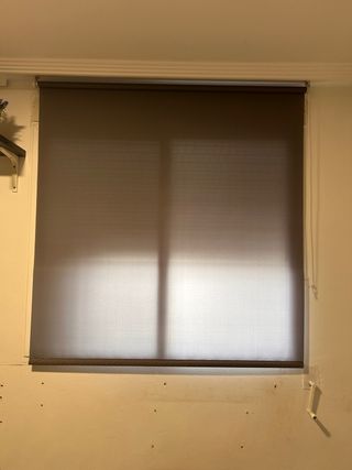 Estore gris tela y plástico