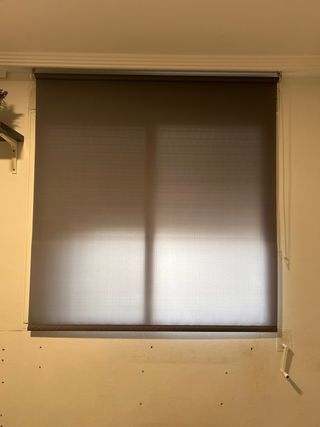 Estore gris tela y plástico