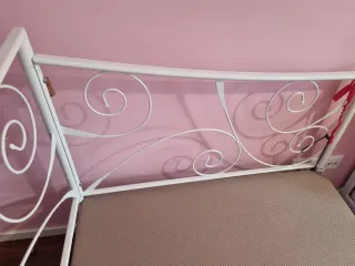 Cama individual metálica blanca,con la base,