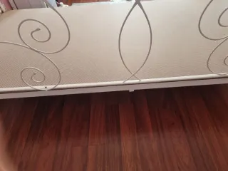 Cama individual metálica blanca,con la base,