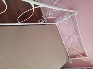 Cama individual metálica blanca,con la base,