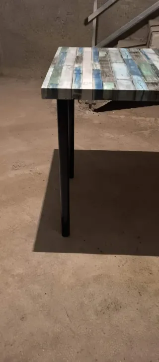 Mesa de madera con patas ajustables