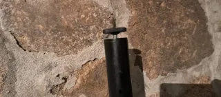 Mesa de madera con patas ajustables