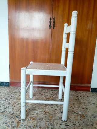 Dos sillas de madera con asiento de anea