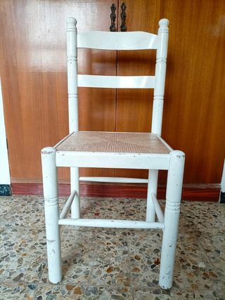 Dos sillas de madera con asiento de anea