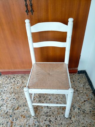 Dos sillas de madera con asiento de anea