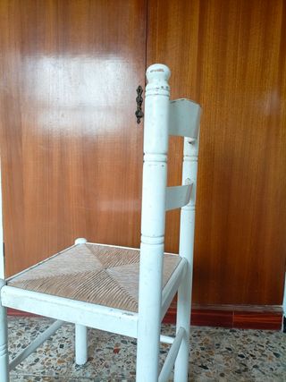 Dos sillas de madera con asiento de anea