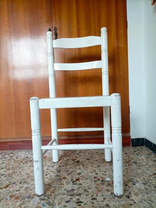 Dos sillas de madera con asiento de anea