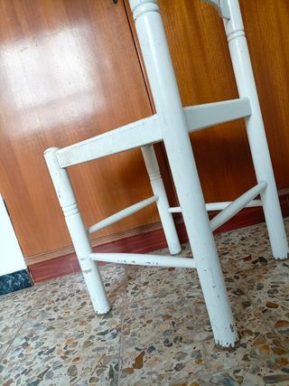 Dos sillas de madera con asiento de anea