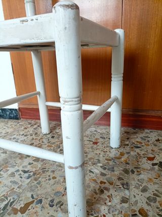 Dos sillas de madera con asiento de anea