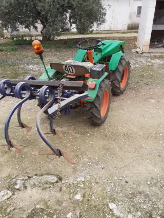 Tractor Pasquali con cultivador, remolque y cuba