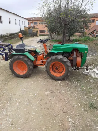 Tractor Pasquali con cultivador, remolque y cuba