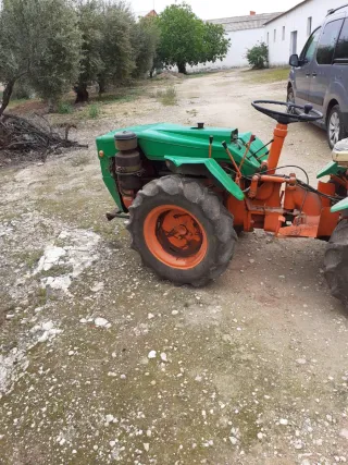 Tractor Pasquali con cultivador, remolque y cuba