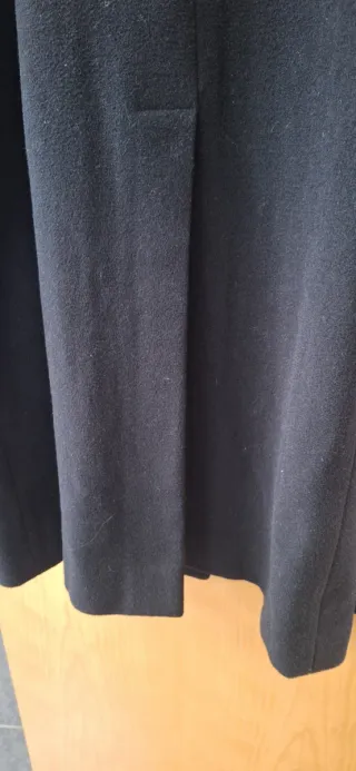 Abrigo largo negro cuello estampado animal