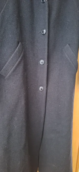 Abrigo largo negro cuello estampado animal