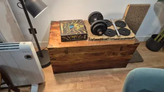 Baúl de madera y metal