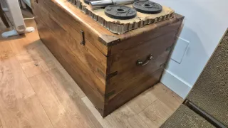 Baúl de madera y metal