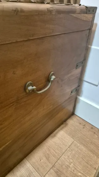 Baúl de madera y metal