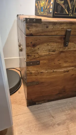 Baúl de madera y metal