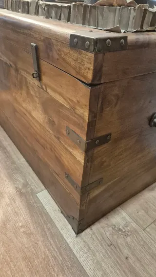 Baúl de madera y metal