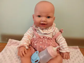 Muñeca Antonio Juan que hace pipí. Con mantita