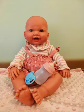 Muñeca Antonio Juan que hace pipí. Con mantita