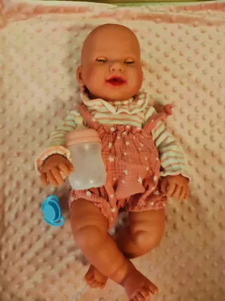 Muñeca Antonio Juan que hace pipí. Con mantita