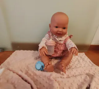 Muñeca Antonio Juan que hace pipí. Con mantita