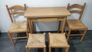 Mesa y 4 sillas de madera para cocina