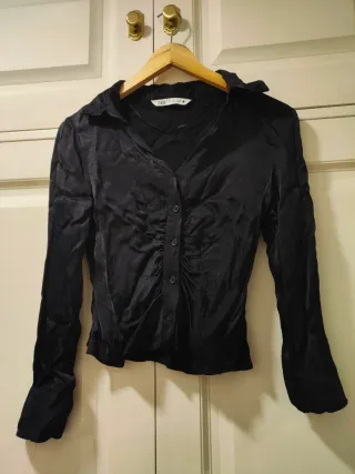 ZARA - Camisa negra satinada fruncida