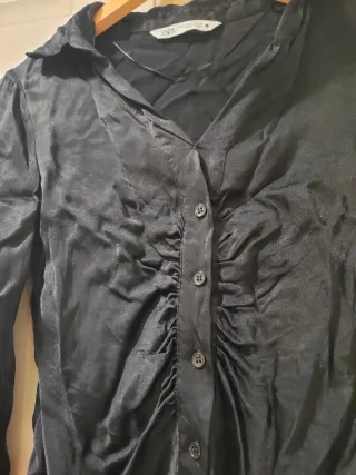 ZARA - Camisa negra satinada fruncida