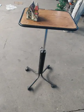 Mesa auxiliar con ruedas