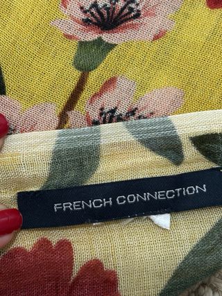 Lote 2 pañuelos French Connection flores