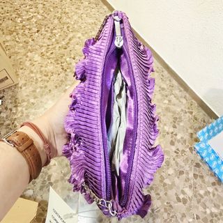 Bolso de fiesta morado con etiqueta