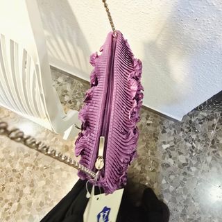 Bolso de fiesta morado con etiqueta