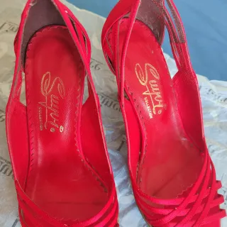 Zapatos de tacón rojos de tiras