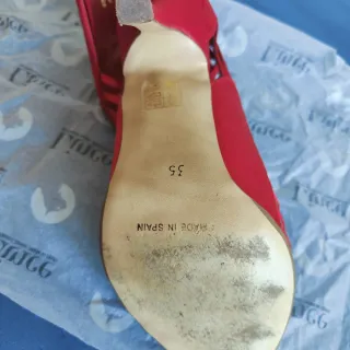 Zapatos de tacón rojos de tiras