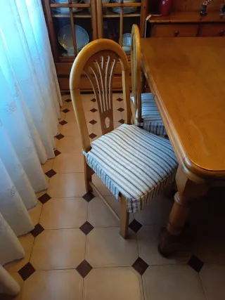 Mesa de comedor y 4 sillas madera,extensible 1m.