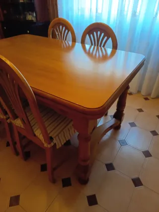Mesa de comedor y 4 sillas madera,extensible 1m.