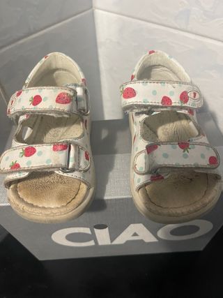 Sandali bianchi con fragoline