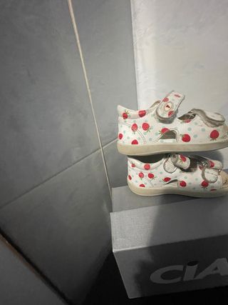 Sandali bianchi con fragoline