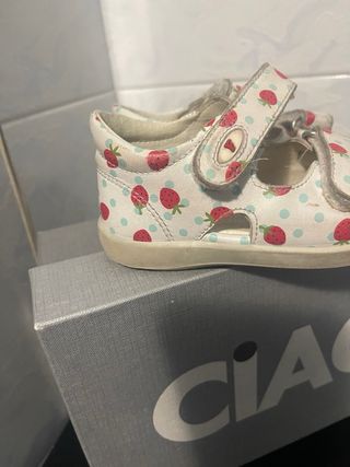 Sandali bianchi con fragoline