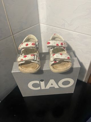 Sandali bianchi con fragoline