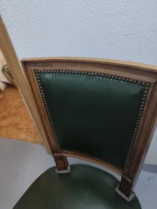 OFERTA Silla de madera tapizada en cuero verde